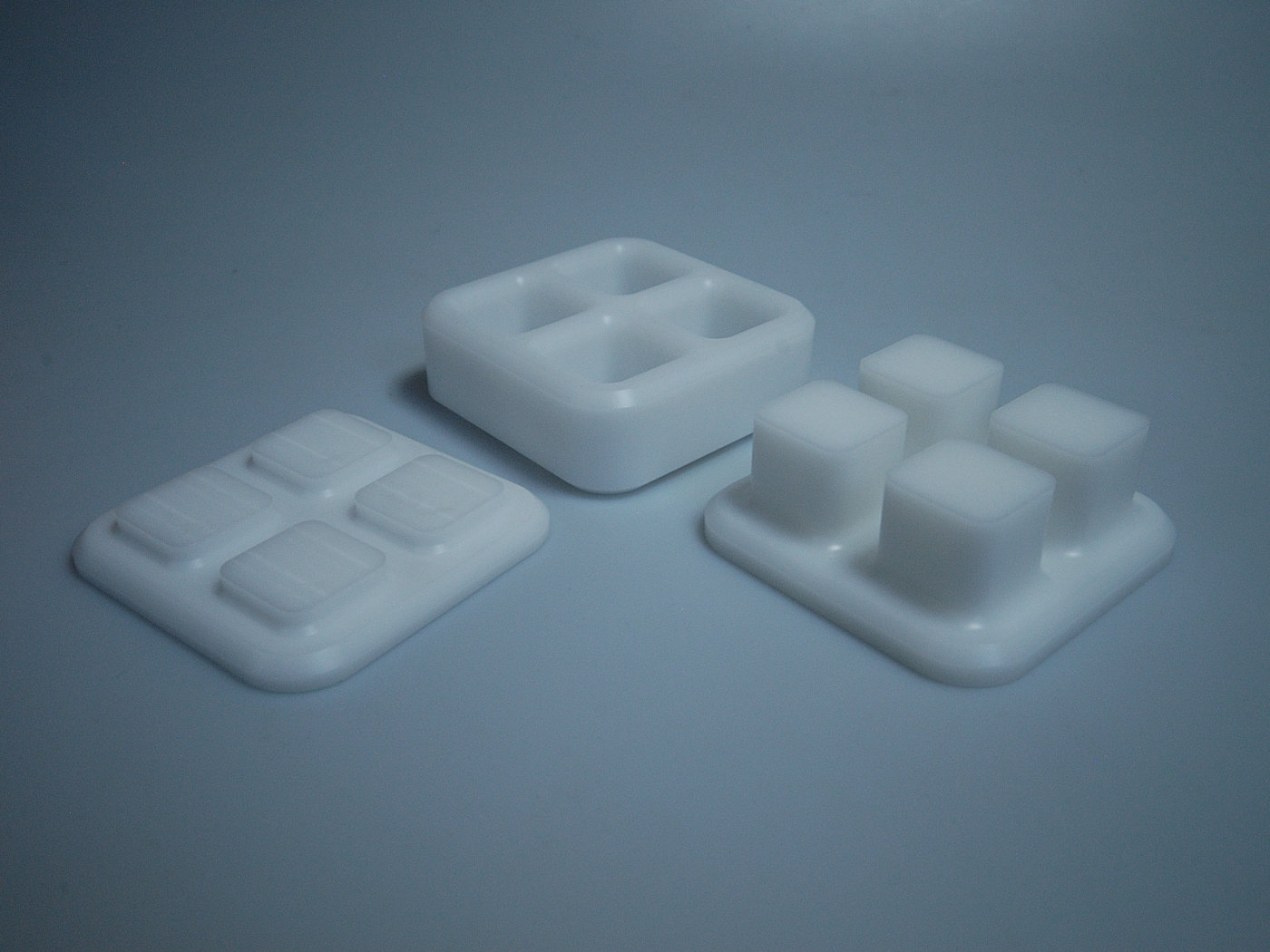 Moule multi-empreintes Ekmold avec ses éléments de formage séparés.